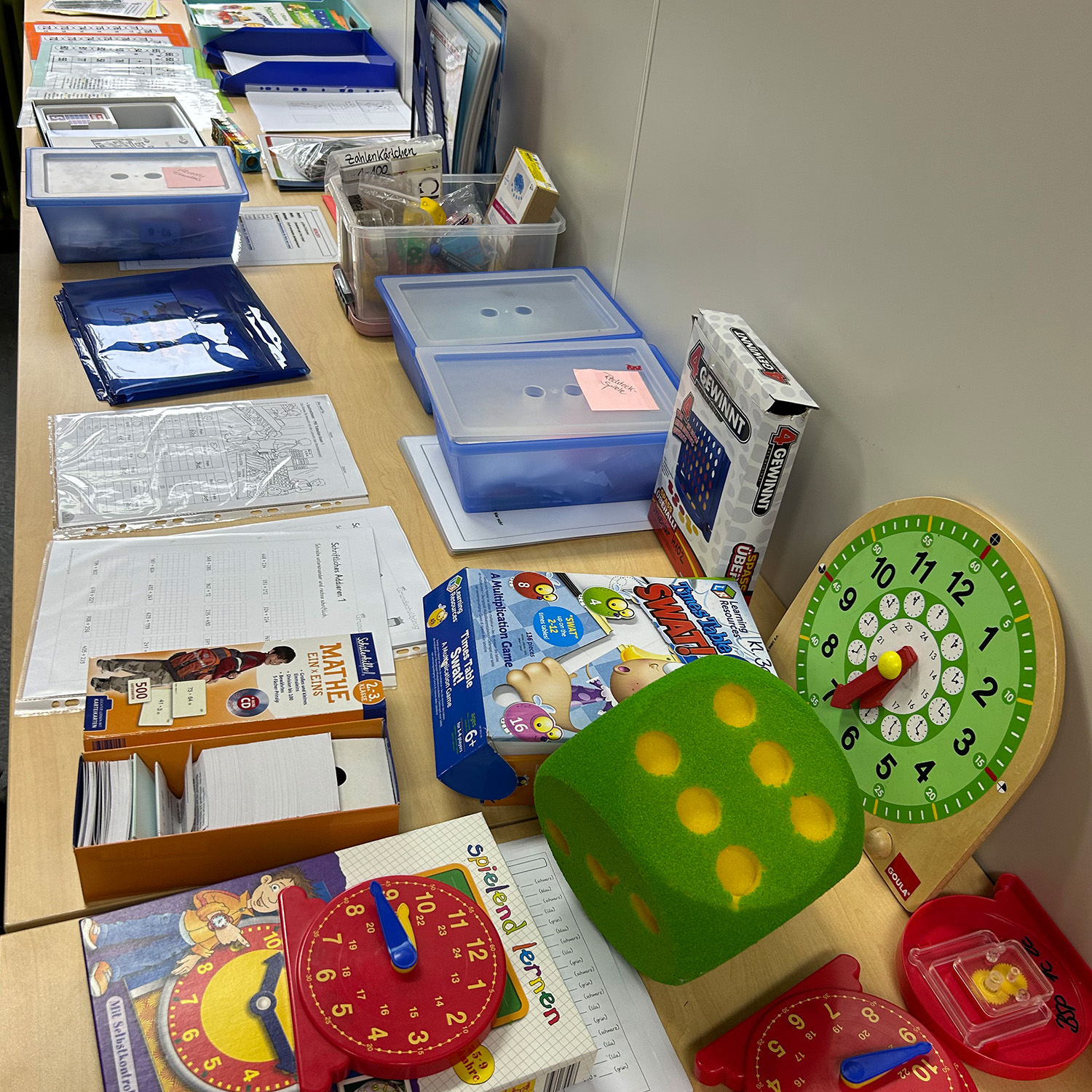 Verschiedene Lernspiele und Utensilien